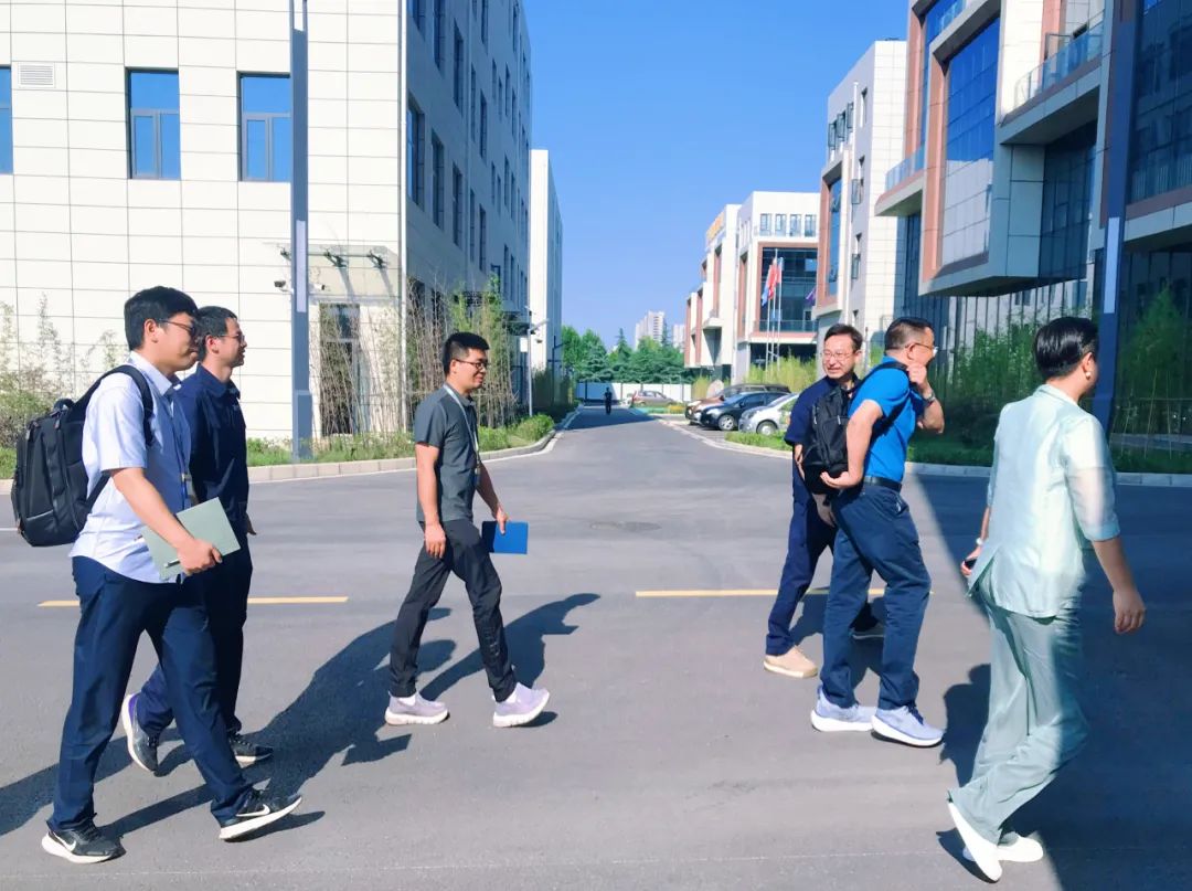 企業(yè)動態(tài)  熱烈歡迎藍曉科技領(lǐng)導一行蒞臨中鈉儲能參觀考察1.jpg